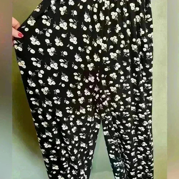 Ditzy Floral tie Top Wide Leg Romper with Pockets, Size L - Picture 4 of 5